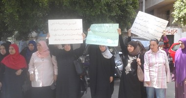 بالفيديو..وقفة لعمال إحدى الشركات أمام مجلس الوزراء