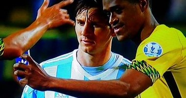 بالفيديو.. لاعب جامايكا يلتقط سيلفى مع ميسى فى الملعب
