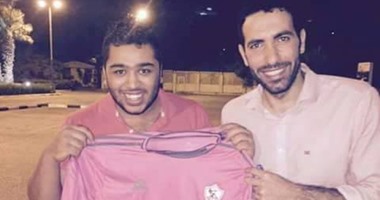 أبو تريكة يرفع قميص "الزمالك" مع أحد المشجعين