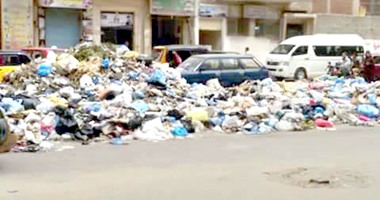 واتس آب اليوم السابع.. تراكم القمامة يتسبب فى شلل مرورى بالإسكندرية