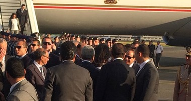 الرئيس السيسى يصل مطار "تيجل" العسكرى بألمانيا