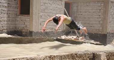 واشنطن بوست: صبية بغداد يهربون من حرارة الجو إلى نهر دجلة