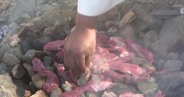 بالصور.. وجبة " السلات" وخبر "الجبورى" ومشروب "الجبنة".. سفرة رمضان فى حلايب وشلاتين
