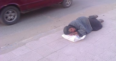 قراء"اليوم السابع":سيدة مُسِنّة تفترش الأرض بشارع قناة السويس بالمنصورة