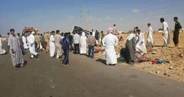 مصرع 4 أشخاص وإصابة 18 آخرين فى انقلاب ميكروباص بطريق مطروح- الإسكندرية