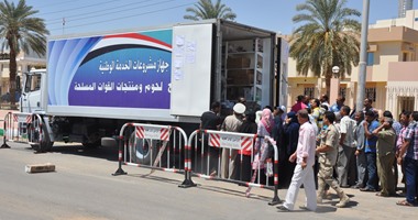 إقبال من الأهالى على منافذ البيع المتنقلة للقوات المسلحة بالوادى الجديد