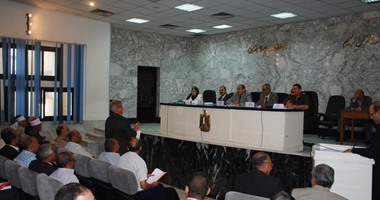 محافظ سوهاج يناقش مع المجلس التنفيذى فرص الاستثمار فى عدة مراكز