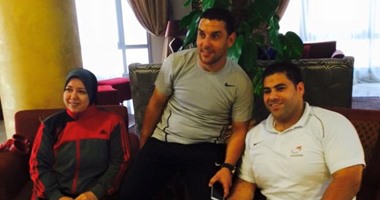 أبطال مصر البارالمبيون يلتقطون صورا تذكارية مع أنيس بوجلبان قبل مواجهة الزمالك