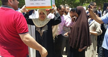 بالصور.. فرحة أهالى المنيا بكراتين رمضان