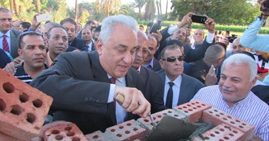 بالصور.. سامح عاشور يضع حجر أساس نادى محامى الأقصر