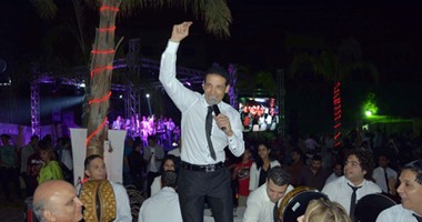 بالصور..دلال عبدالعزيز وغادة رجب وزيزى يشاركن سعد الصغير الغناء بـ"التسعين"