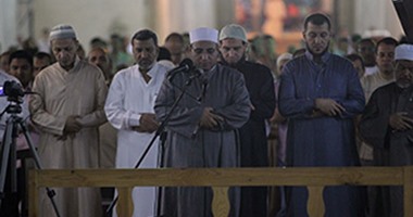 المصريون يؤدون صلاة التراويح بمسجد عمرو بن العاص