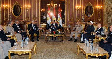 وزير الدفاع وقادة القوات المسلحة يصافحون الحضور فى إفطار الجيش والشرطة 