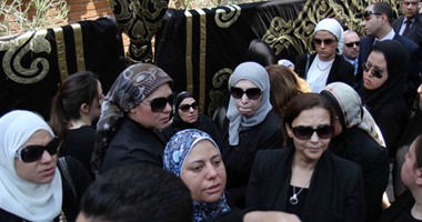 انهيار ابنة النائب العام حزنا على والدها عقب انتهاء مراسم دفنه