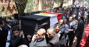 رجال الدولة يودعون شهيد العدالة.. السيسى لنجل هشام بركات: أبوك مات فى أيام مفترجة.. والزند: "الدور عليا وأنا مرحب وأجر الشهادة كبير"..  ويؤكد: تشريعات جديدة لتقصير مدة التقاضى فى قضايا الإرهاب