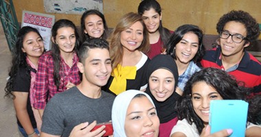 بالصور.. ليلى علوى على مائدة إفطار مدرستها "ليسيه الحرية"