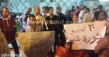 متظاهرو "سيدى جابر" يرفعون صورة النائب العام فى ذكرى "30 يوينو"