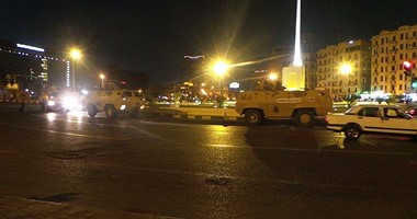 بالصور.. فى ذكرى 30 يونيو مواطنون يتظاهرون بـ"التحرير".. يرفعون لافتات تطالب بإعدام "الإخوان".. ويهتفون: "تحيا مصر".. والأمن يطالبهم بمغادرة الميدان.. ومدير أمن القاهرة يتفقد تمركز القوات