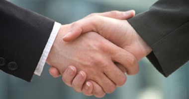 من تقبيل الأنف لتشبيك اليدين والانحناء.. لكل بلد طريقة فى إلقاء التحية
