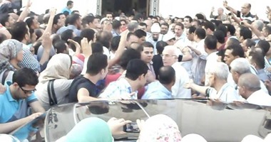 مريدو صالح أبو خليل يتوافدون على مقر إقامته رفضا  لشائعات ادعائه النبوة.. محبو الشيخ: تشويه أبو خليل حملة ممنهجة للنيل من آل البيت وإثارة الفتن.. والطريقة الخليلية: الشيخ يرفض ما نسب إليه جملة وتفصيلا
