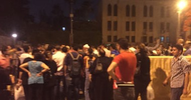 بالصور.. عشرات الأقباط يتظاهرون داخل الكاتدرائية للمطالبة بالزواج الثانى