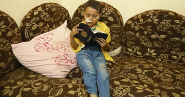 شيخ الأزهر يجرى اتصالا هاتفيا بأسرة طفل كلب الهرم ويصرف إعانة له