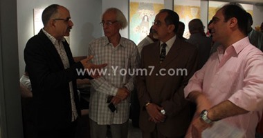بالصور..  حمدى أبو المعاطى يفتتح معرض "بلدى تمتلك نهرا" لـ"أيمن السمرى"