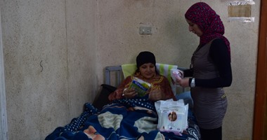 رئيس جامعة المنصورة يطمئن على الحالة الصحية لأم التوائم الستة