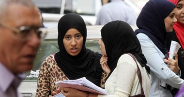 "أخويا هايص وأنا لايص" عنوان امتحانات الثانوية اليوم.. بكاء من الفيزياء وفرحة عارمة بالفلسفة.. طالبة تبتلع "دبابيس" بأسيوط وأخرى تمزق أوراق الإجابة بالقليوبية.. وجهاز إرسال بـ"أستيكة" فى الإسماعيلية