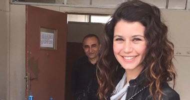 بطلة مسلسل "العشق الممنوع" تدعو الأتراك للمشاركة فى الانتخابات البرلمانية