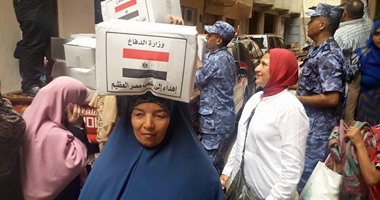 القوات البحرية توزع كرتونة رمضان على أهالى الإسكندرية