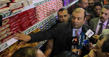 مكاتب التموين رحلة عذاب المواطن لاستخراج البطاقات الذكية.. 6 أشهر لتسجيل البيانات دون جدوى.. والبطاقات الورقية تحرم 150 ألف أسرة من السلع المجانية.. ووزير التموين: تطوير 1600 مكتب بالمحافظات