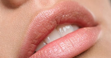 نفخ الشفايف مش دايما أنوثة.. اعرفى ازاى تكبريها من غير ما تضربى بوز البطة