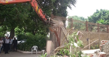 بالصور.. حى المعادى يواصل حملاته لإزالة التعديات بمنطقة الكورنيش