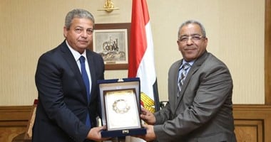 وزير الرياضة يكرم رئيس استاد القاهرة بعد رفضه "رشوة"