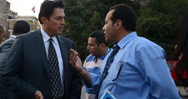 محافظ الإسكندرية يتفقد أطول مائدة إفطار بالعالم ويلتقط سيلفى مع المواطنين