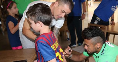 بالصور.. نيمار يوقع على قميص برشلونة الخاص بنجل لاعب أرجنتينى