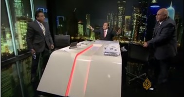 بالفيديو.. ضيوف فضائية الجزيرة القطرية يتراشقون بزجاجات المياه