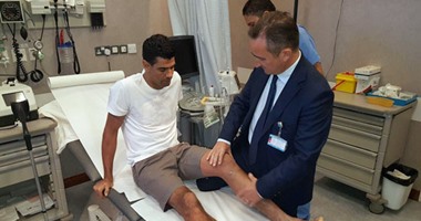 الخبير الفرنسى يطمئن صبحى على نجاح جراحة الصليبى