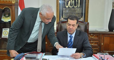 المحافظ ووكيل التعليم يهنئون طالب ديروط السابع مكرر بالثانوية العامة