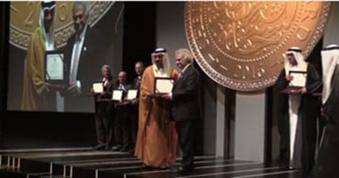 هل تسحب "الشيخ زايد" جائزتها من أمين معلوف بعد ظهوره فى قناة إسرائيلية؟