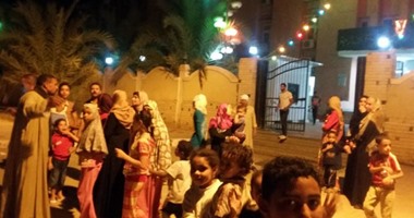 بالصور.. أهالى "المجاهدين" بالخارجة يقطعون الطريق اعتراضا على انقطاع المياه