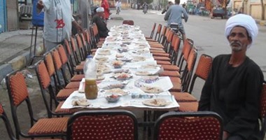 أقدم "مائدة رحمن " فى مدينة "إسنا" جنوب محافظة الأقصر.. أحد المشاركين فى إعدادها: عمرها لا يقل عن 30 سنة.. ويشارك فيها أهل الخير بما يجمعون من منازلهم.. وتساعد فى إطعام المسافرين والفقراء