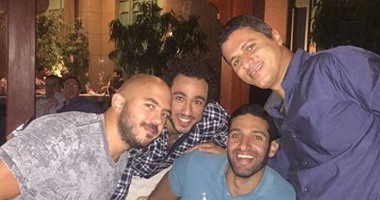رامى عاشور ينشر صورة مع العسيلى ويعلق:"الناس الحلوة"