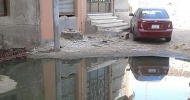 بالصور.. مياه الصرف الصحى تحاصر العقارات وتهدد السكان بالمنشية فى قنا