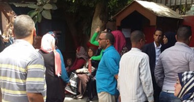 بالصور.. الغضب يجتاح مراقبى الثانوية العامة غير الراغبين فى العمل بعد رفض اعتذاراتهم.. معلم: "من 8 الصبح وإحنا واقفين فى الشمس ومحدش معبرنا".. وأخرى تجلس على كرسى متحرك: "رافضين يقبلوا اعتذارى"