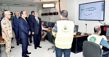 ما سر الورقة التى فى جيب الرئيس؟.. السيسي يحارب شعار "كله تمام يا ريس" بتدوين الملاحظات.. وتذكره لتفاصيل المشروعات يضع الوزراء فى حرج
