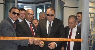 بالصور.. محافظ الفيوم يفتتح المقر الجديد للبنك الأهلى المصرى