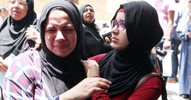 بالصور.. "بكاء" و"زغاريد" لطلاب الثانوية العامة أمام لجنة المنيرة بالسيدة زينب