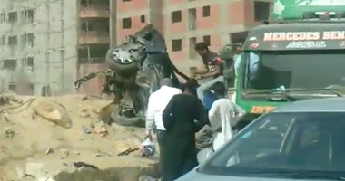 صحافة المواطن .. شلل مرورى بدائرى المعادى بعد تصادم سيارتين "فيديو"